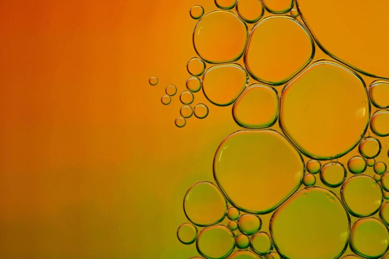 orange Flüssigkeit Blasen unter Mikroskop